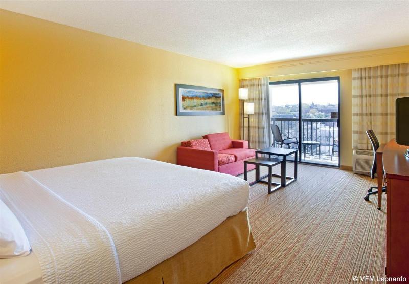 Courtyard By Marriott Vanderbilt West End Hotel